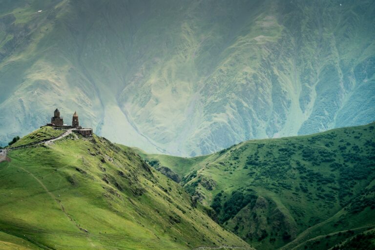 Chiesa della Trinità di Gergeti nel Caucaso, Georgia