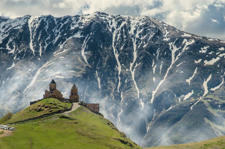 Chiesa della Trinità di Gergeti e Monte Kazbek, Georgia